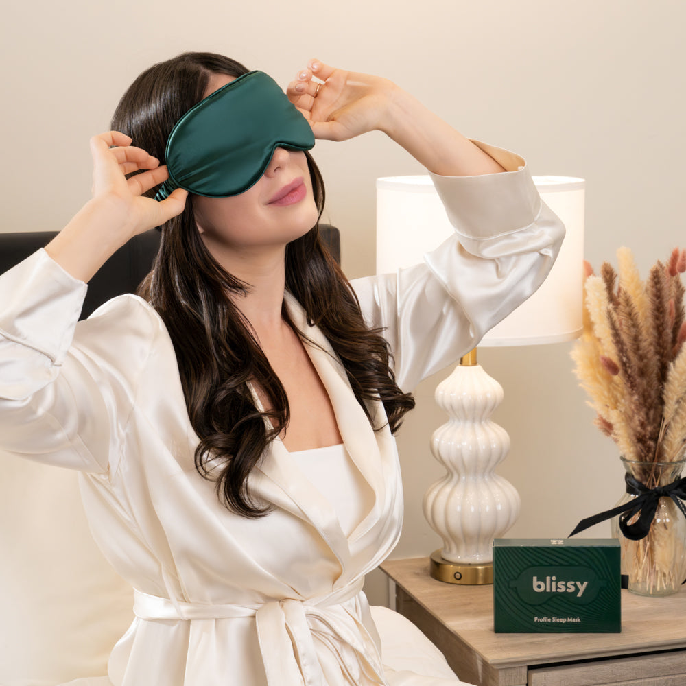 Blissy Emerald Sleep Mask Lifestyle – Mulberry Silk