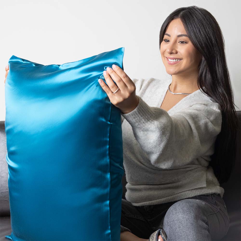 Blissy Queen Aqua Pillowcase Lifestyle – Mulberry Silk